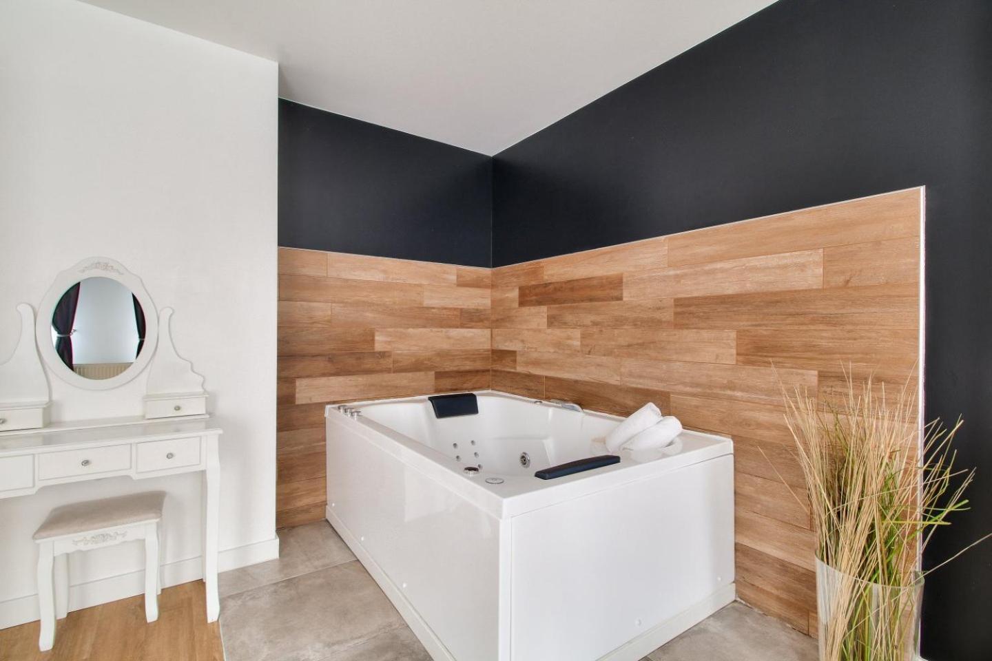 123Home - Suite & Spa Xl Монтеврен Екстер'єр фото